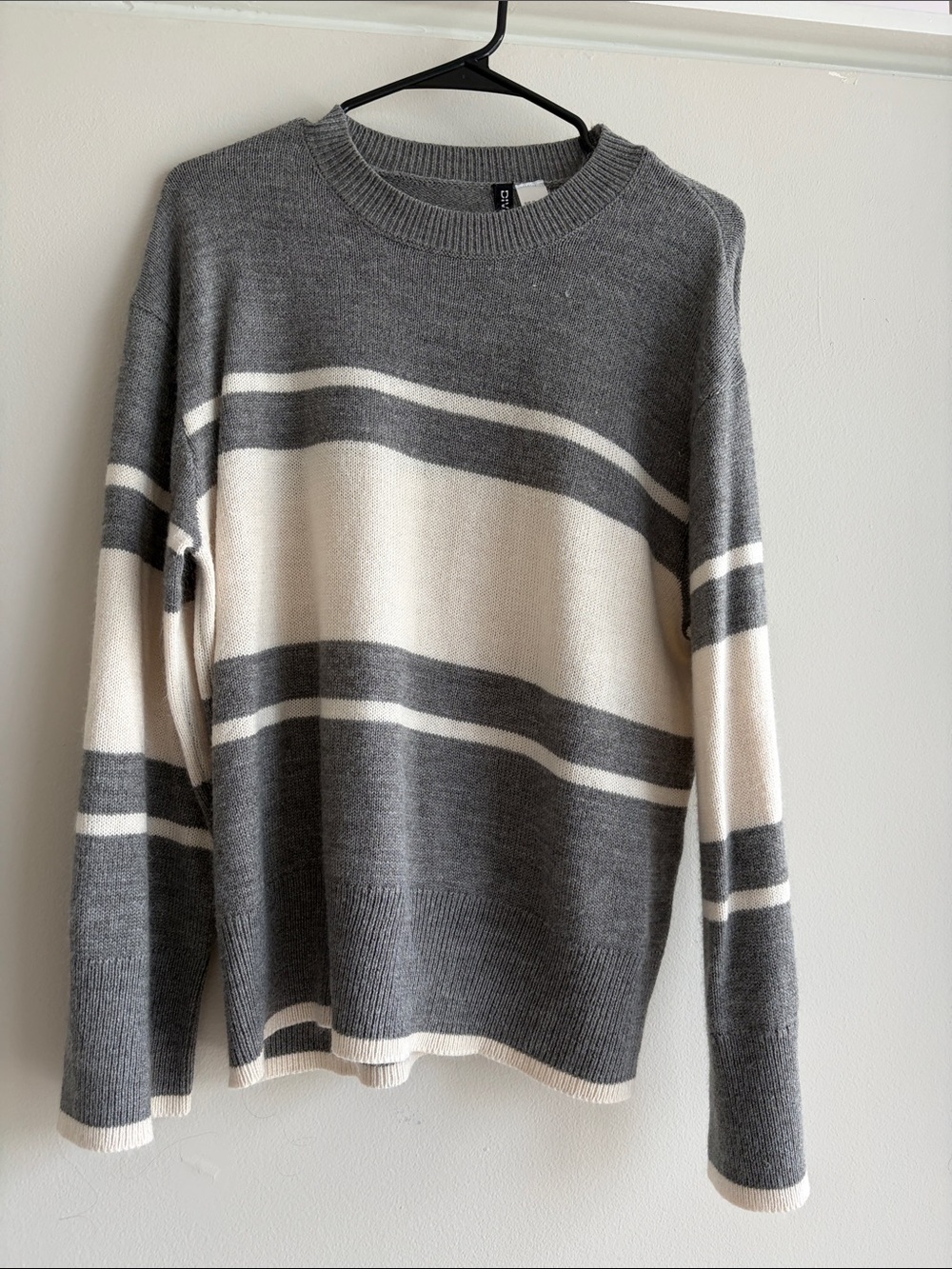 H&M Women's Gray and Cream Striped Crewneck Sweater